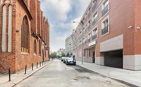 Modern Riverside Apartment With Free Parking Space